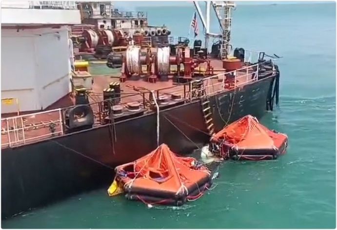 Major Collision Off India: 21 Crew Evacuated After KMAX EMPEROR Suffers Heavy Damage